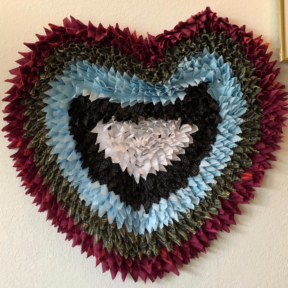Amish Handmade Heart Shaped Rag Rug ~ Wall Decor